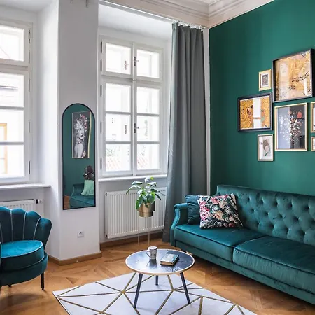 Luxepair Near Castle Apartment *