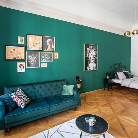 Luxepair Near Castle Apartment *