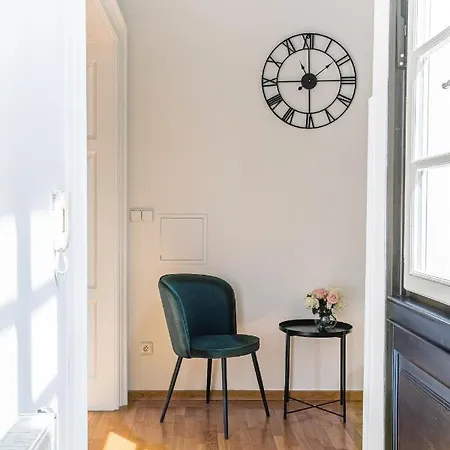 Luxepair Near Castle Apartman *