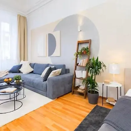Luxepair Near Castle Apartment *