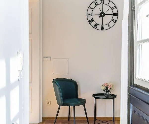 Luxepair Near Castle Apartman *